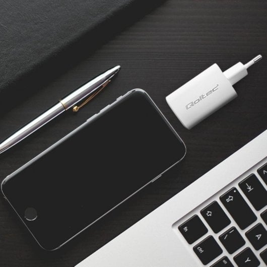 Fonte de Alimentação Qoltec 65W Modelo 50765 Ultra Charge Carga Rápida USB-C e USB-A Proteções Avançadas