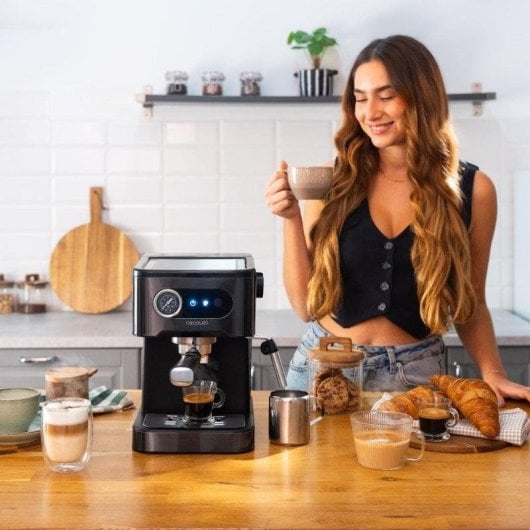 Cafeteira Express Cecotec Power Espresso 20 Pro Latte 1,5L 20 bar com vaporizador e depósito de leite 550ml