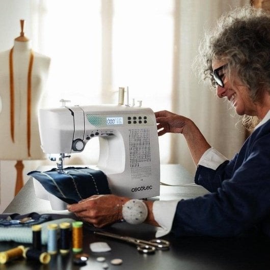 Machine à coudre Cecotec BelleCouture 21500 215 points LCD Kit accessoires expert