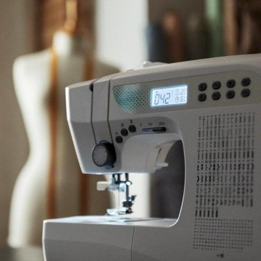 Machine à coudre Cecotec BelleCouture 21500 215 points LCD Kit accessoires expert