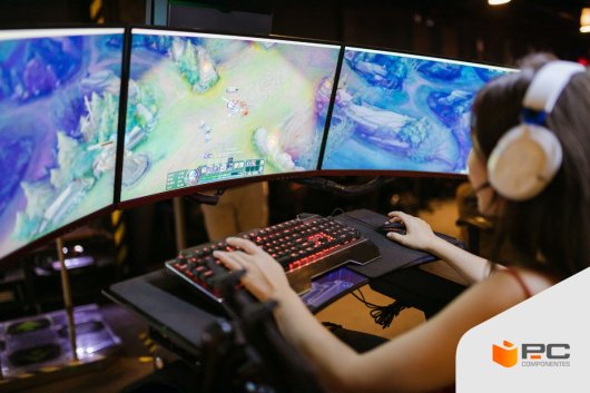 Una chica gamer probando monitores 144Hz vs 240Hz
