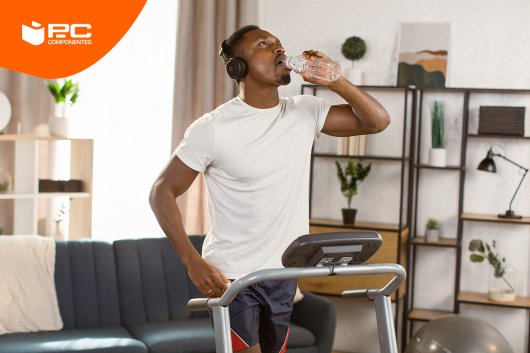 Un hombre haciendo ejercicio en una de las mejores máquinas de gimnasio para casa