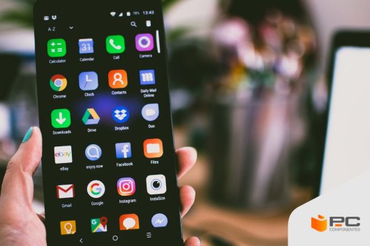 Una persona probando formas sencillas de pasar las fotos de tu móvil al ordenador
