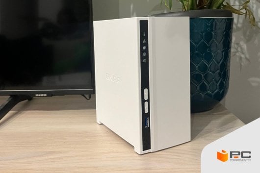 Le NAS QNAP TS-233 installé à côté d'une TV PcComponentes