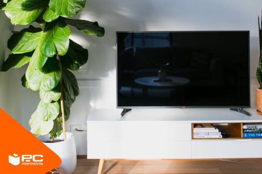 Um dos melhores televisores Phillips qualidade preço sobre um móvel branco