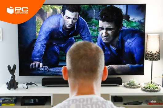 Uma pessoa em frente a uma das melhores televisões para jogar PS5 atualmente