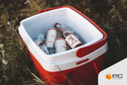 Una de las mejores mini neveras portátiles en un camping