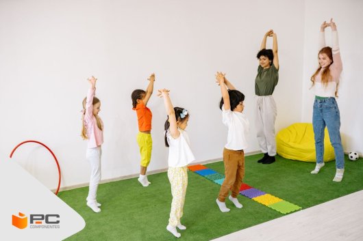 Niños jugando con las mejores pulseras de actividad para niños