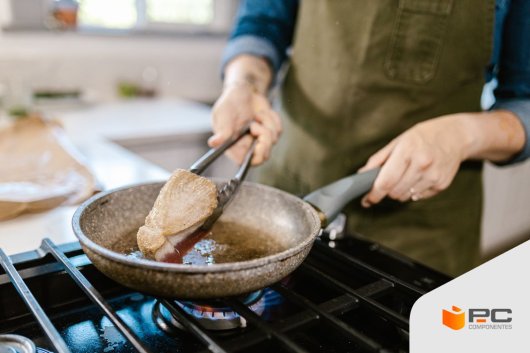 Una persona cocinando en una de las mejores placas de gas