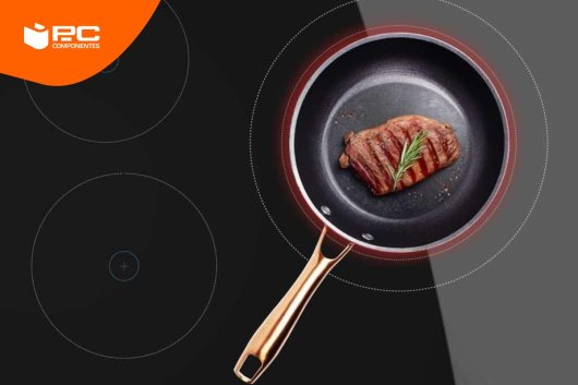 Una sarten cocinando en una de las mejores vitrocerámicas