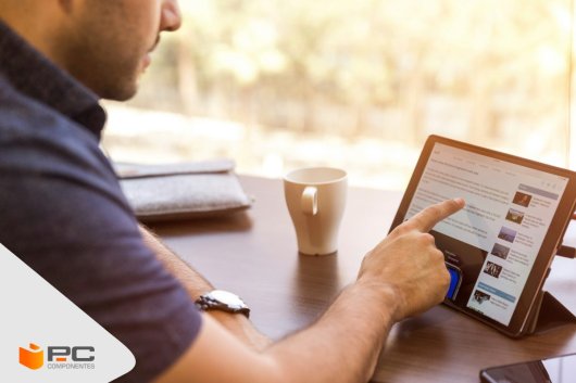 Um homem a usar um dos melhores tablets para trabalho