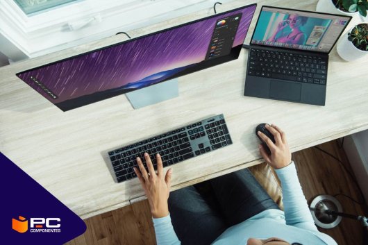Uma pessoa a usar um dos melhores teclados para portátil