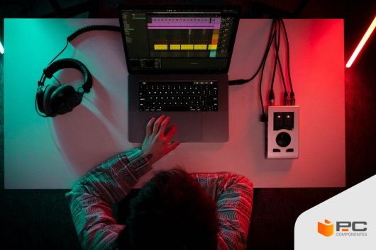Um jovem a usar um dos melhores computadores para produção musical da PcComponentes.