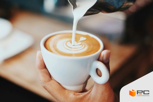 Una persona preparando el mejor cafe en casa