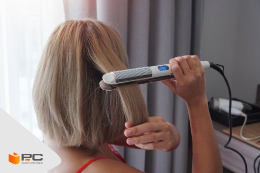 Una mujer usando uno de los mejores moldeadores de pelo eléctricos actualmente