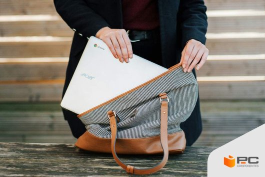 Una persona guardando uno de los mejores portátiles Chromebook en una mochila