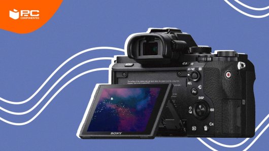 Uma das melhores câmaras para fotografar paisagens e natureza sobre um fundo azul