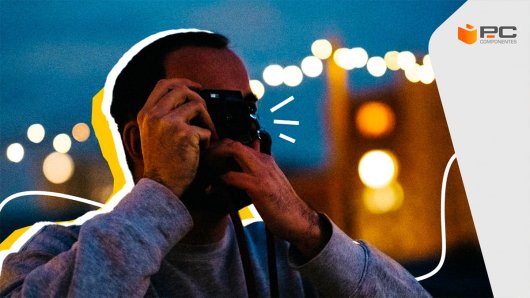 Um homem a usar uma das melhores câmaras para fotografia noturna