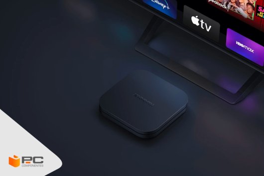 Uma stick Android TV da marca Xiaomi em frente a uma televisão