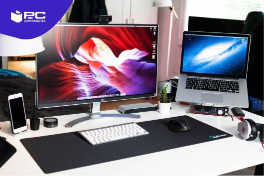 Um portátil Apple ligado a um dos melhores monitores para Mac em 2025