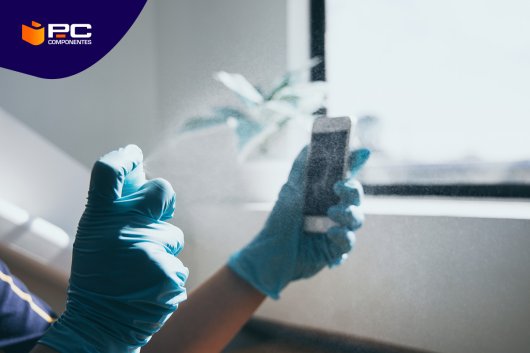 Una persona mostrando que son los Esterilizadores UV