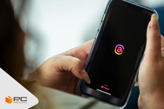 Una persona decidiendo entre un móvil o tablet