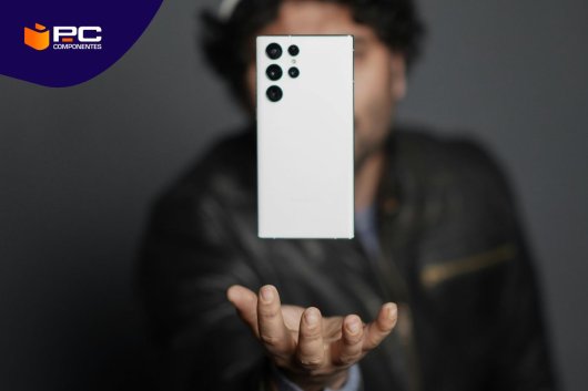 Un hombre sosteniendo el Realme 12 5G vs Samsung Galaxy A25