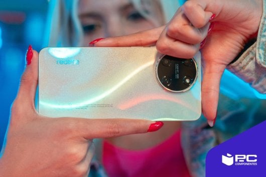 Una chica sosteniendo un Realme 12X 5G vs Samsung Galaxy A14 5G