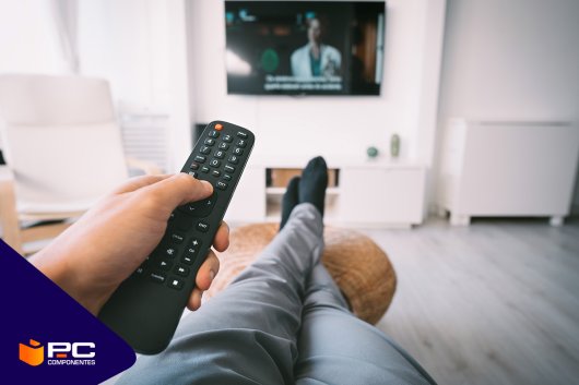 Una persona viendo uno de los mejores televisores compatibles con IMAX Enhanced