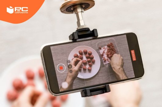 Una persona usando uno de los mejores móviles para grabar vídeo