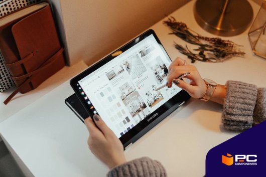 Una persona usando una de las mejores tablets para estudiar y tomar apuntes en 2024