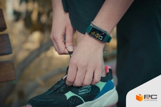 Una persona con uno de los mejores gadgets para corredores