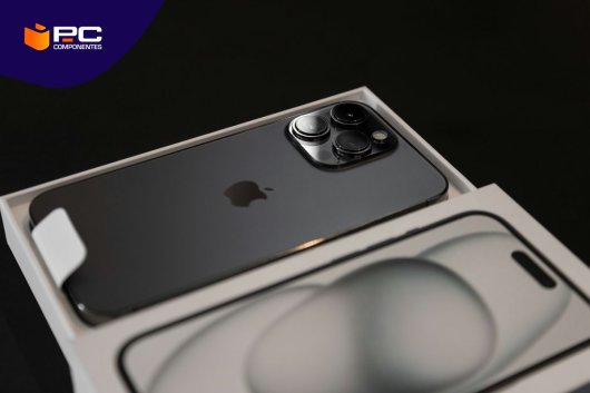 Los Iphone 15 Pro Max vs 15 Plus uno al lado del otro
