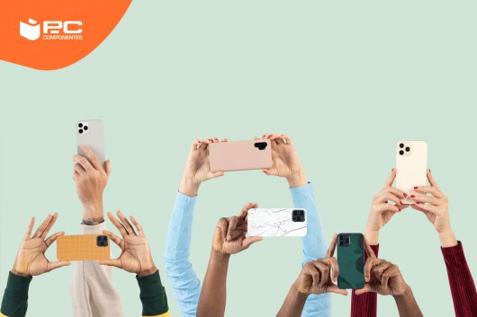 Varias personas que han elegido el mejor momento para comprar un móvil