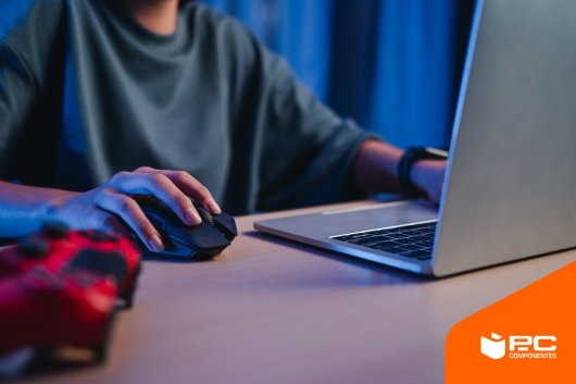 Una persona decidiendo cómo elegir un portátil para gaming