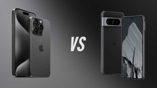 Montaje comparativo de un iPhone 15 Pro Max visto por delante y por detrás de color negro y un Google Pixel 8 Pro visto por delante y por detrás de color negro