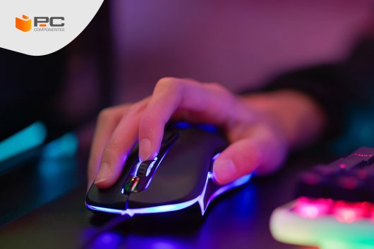 Uma pessoa a utilizar um dos melhores ratos gaming baratos