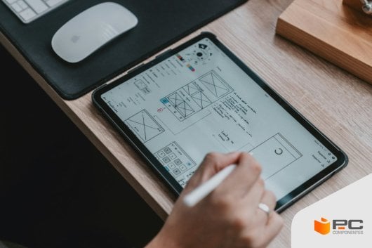 Uma pessoa a usar um dos melhores ratos para designers gráficos