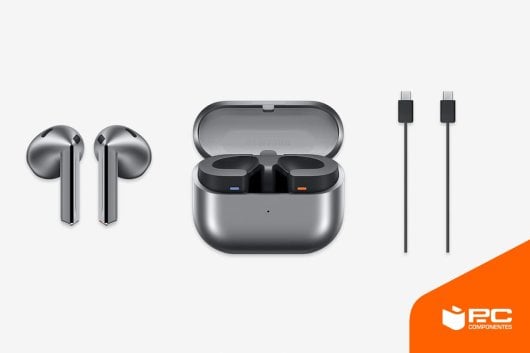 Imagen de los nuevos auriculares Samsung Galaxy Buds 3 con su caja y el cable de carga