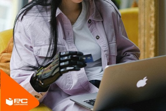 Una persona trabajando con uno de los mejores portátiles para arquitectos