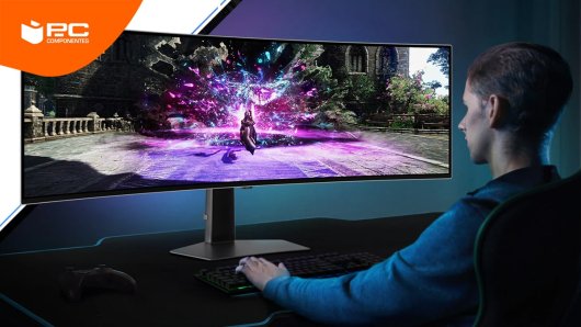 Uma pessoa a usar um dos melhores monitores OLED - LED