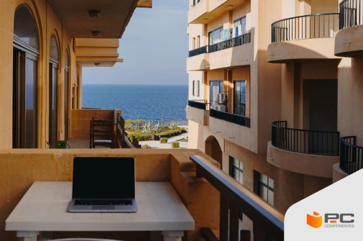 Un portátil en una setup de teletrabajo