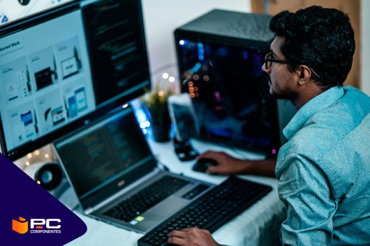 Um homem a proteger o seu computador com um dos melhores UPS da PcComponentes.