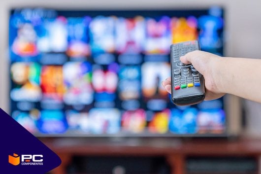 Una persona usando una de las mejores smart TV del mercado en 2025