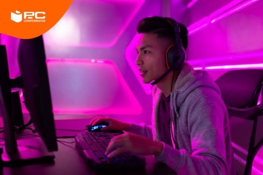 Un garçon gamer utilisant une carte graphique pour jouer à Fortnite sur PcComponentes.