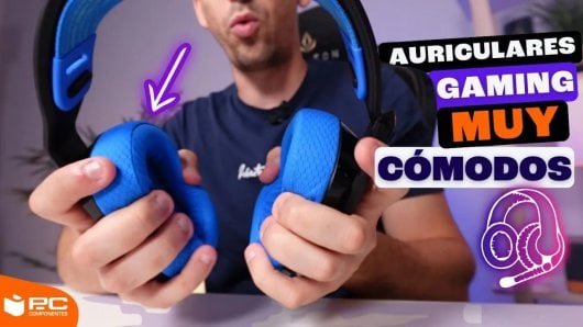Experto en tecnología examina unos auriculares gaming Logitech G535 LIGHTSPEED