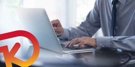 Un hombre trabaja con su ordenador portátil