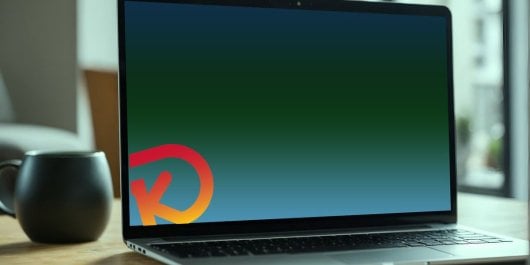 Un ordenador portátil abierto y encendido