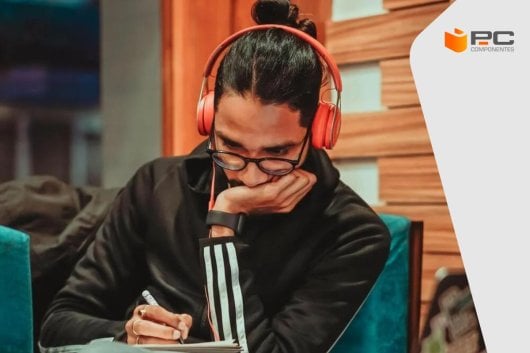 Una mujer utilizando unos auriculares de tipo diadema