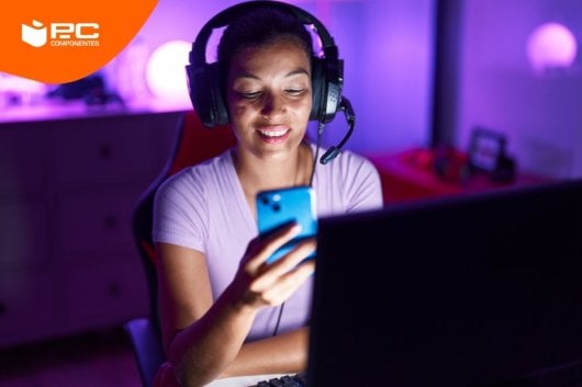 Una chica usando uno de los mejores ordenadores portátiles para hacer streaming calidad precio